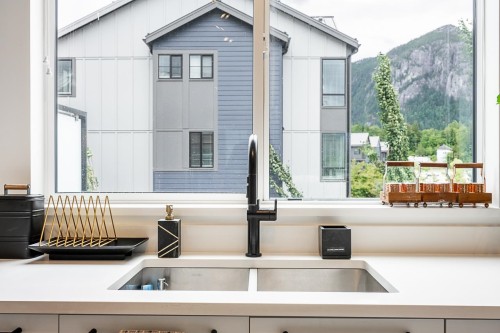 37981 Helm Way, Squamish, BC 