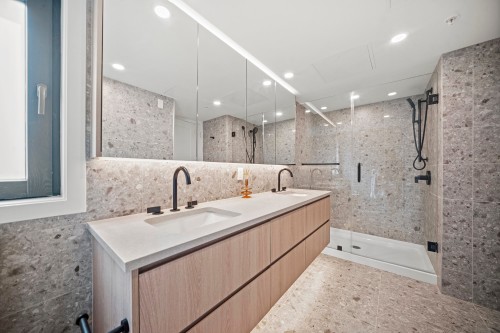 6352 Oak Street, Vancouver, BC 