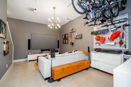 5946 Oak Street, Vancouver, BC 