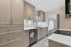 304-2145 2nd Ave W  Vancouver, BC V6K 1H7