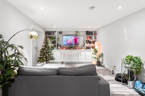 1614 Lynn Valley Road, North Vancouver, BC 