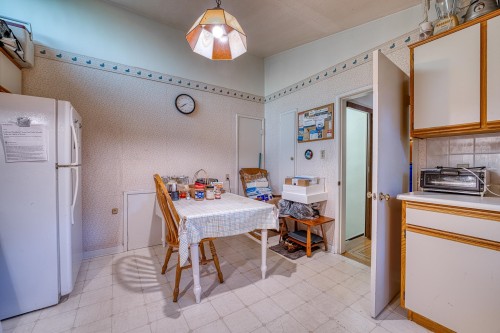 1124 Luxton Square, Coquitlam, BC 