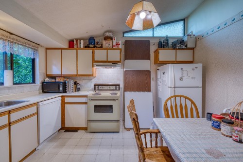 1124 Luxton Square, Coquitlam, BC 