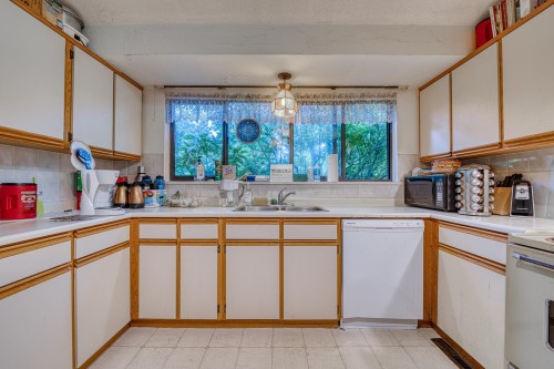 1124 Luxton Square, Coquitlam, BC 