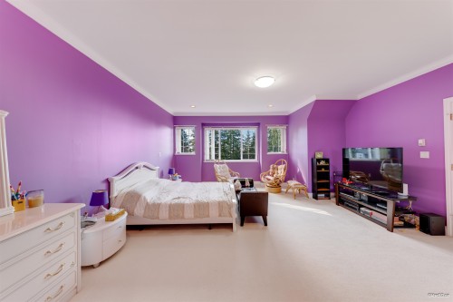 4989 Chalet Place, North Vancouver, BC 