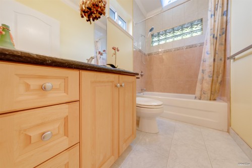 4989 Chalet Place, North Vancouver, BC 