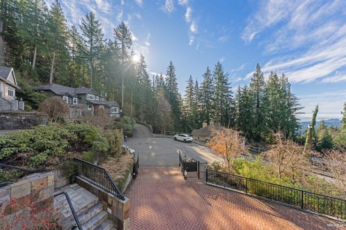 4989 Chalet Place, North Vancouver, BC 