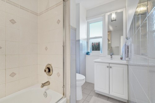 4218 10Th Avenue W, Vancouver, BC 