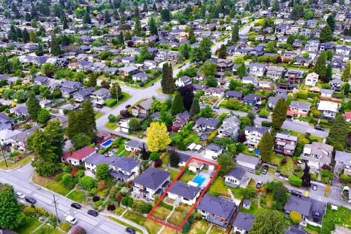 822 4Th Street E, North Vancouver, BC 