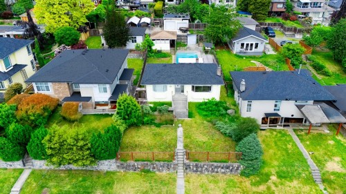 822 4Th Street E, North Vancouver, BC 