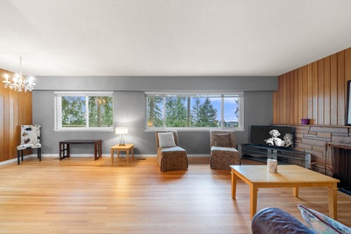 479 29Th Street E, North Vancouver, BC 