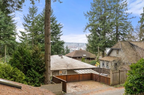 479 29Th Street E, North Vancouver, BC 