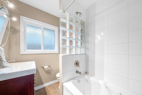 479 29Th Street E, North Vancouver, BC 