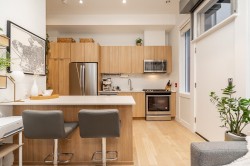 533 16 Avenue E Vancouver, BC V5T 2V1