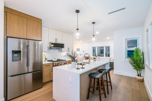 2735 8Th Avenue W, Vancouver, BC 