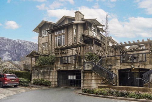 201-1174 Wingtip Place  Squamish, BC V8B 0N4