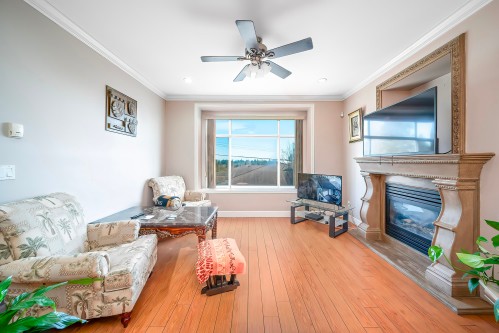 7987 13Th Ave, Burnaby, BC 