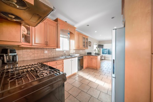 7987 13Th Ave, Burnaby, BC 