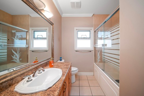 7987 13Th Ave, Burnaby, BC 