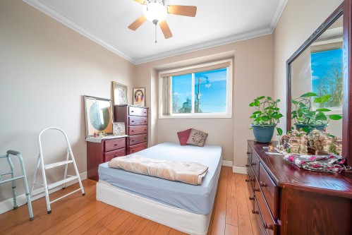 7987 13Th Ave, Burnaby, BC 