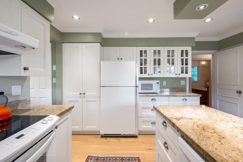 5560 Greenleaf Road, West Vancouver, BC 