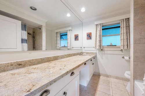 5560 Greenleaf Road, West Vancouver, BC 