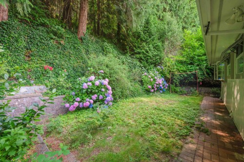 5560 Greenleaf Road, West Vancouver, BC 