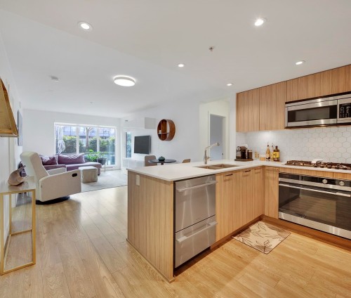 206-1061 Marine Drive, North Vancouver, BC 