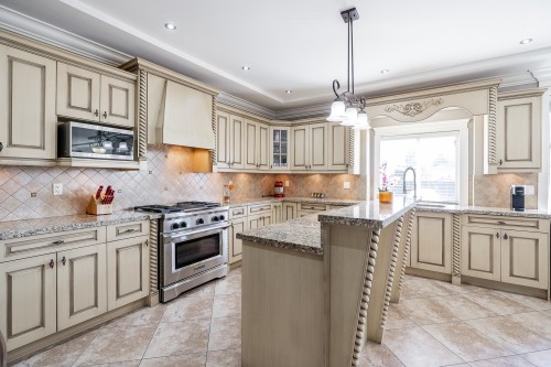 8588 Armstrong Avenue, Burnaby, BC 