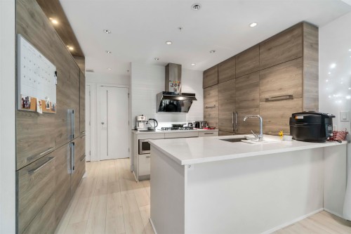 402-7388 Kingsway, Burnaby, BC 