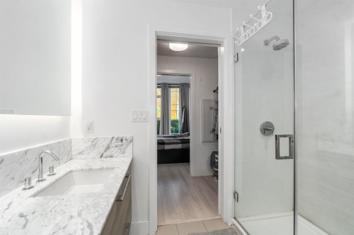 402-7388 Kingsway, Burnaby, BC 