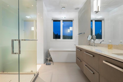 990 Jefferson Avenue, West Vancouver, BC 