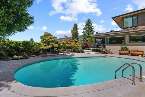 990 Jefferson Avenue, West Vancouver, BC 