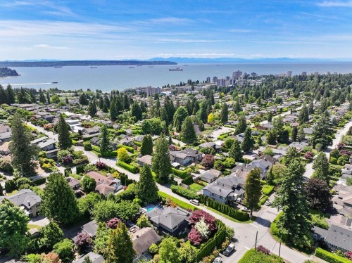 990 Jefferson Avenue, West Vancouver, BC 