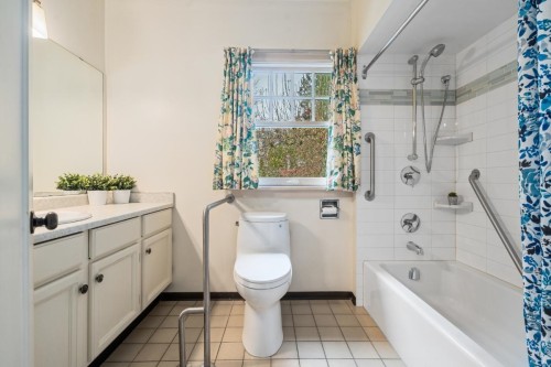 5584 Maple Street, Vancouver, BC 