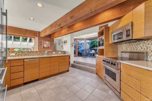 4651 Marine Drive, West Vancouver, BC 