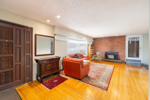 5045 Barker Crescent, Burnaby, BC 