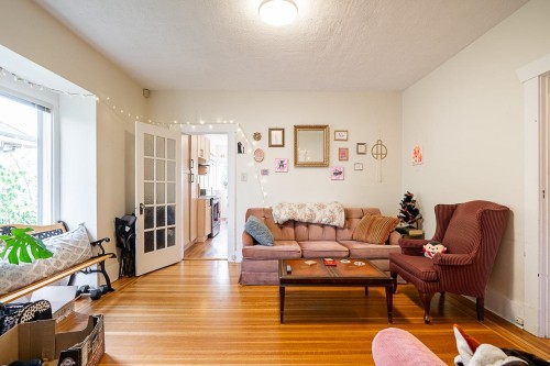 4534 5Th Avenue W, Vancouver, BC 