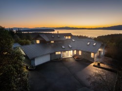 10339 Sunshine Coast Highway  Halfmoon Bay, BC V7Z 1B7