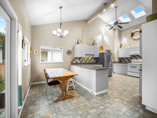 1140 20Th Street W, North Vancouver, BC 