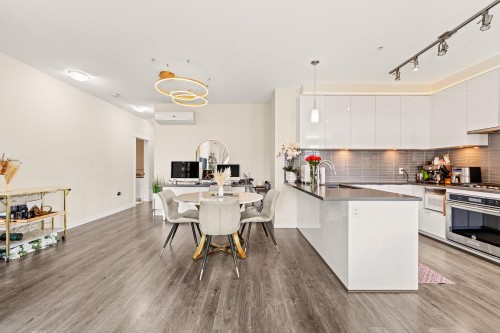 215-9388 Tomicki Avenue, Richmond, BC 