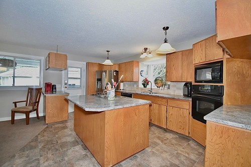 6135 Fairway Avenue, Sechelt, BC 