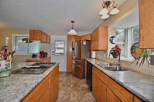 6135 Fairway Avenue, Sechelt, BC 
