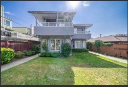 215 18th Street W North Vancouver, BC V7M 1W7