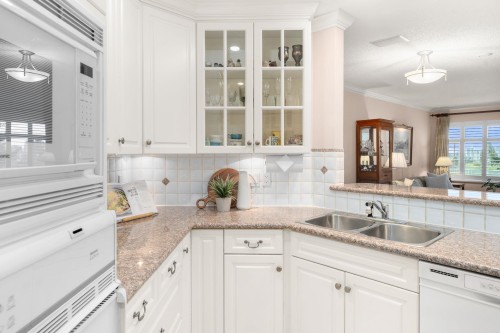 212-2800 Chesterfield Avenue, North Vancouver, BC 