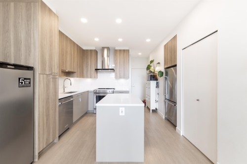 607-7588 16Th Street, Burnaby, BC 