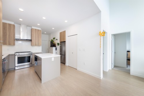 607-7588 16Th Street, Burnaby, BC 