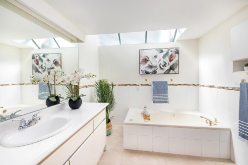 205-565 17Th Street, West Vancouver, BC 