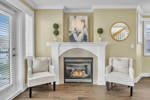 302-152 12Th Street E, North Vancouver, BC 