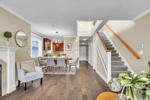 302-152 12Th Street E, North Vancouver, BC 